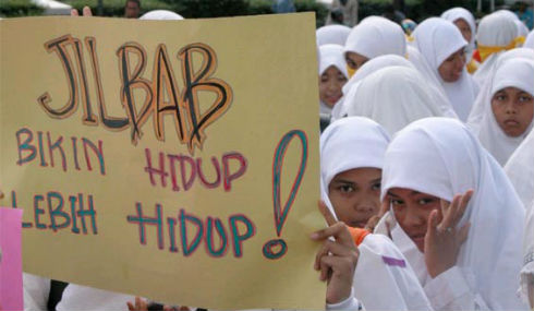 Jilbab Dihambat, Perda Syariat Digugat